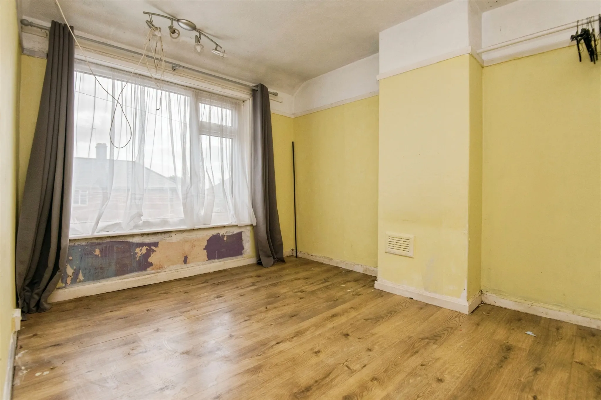 3 bed End of Terrace
