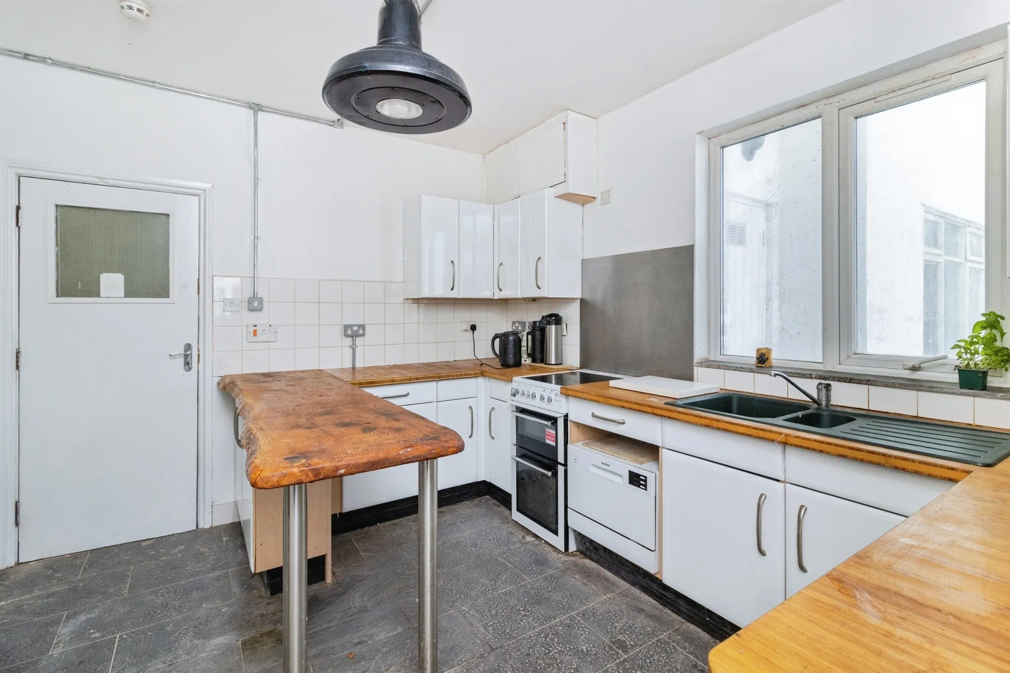 6 bed Detached