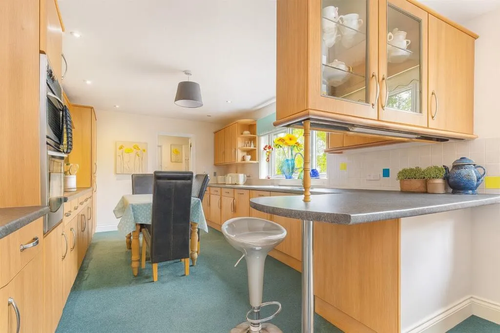 8 bed Detached