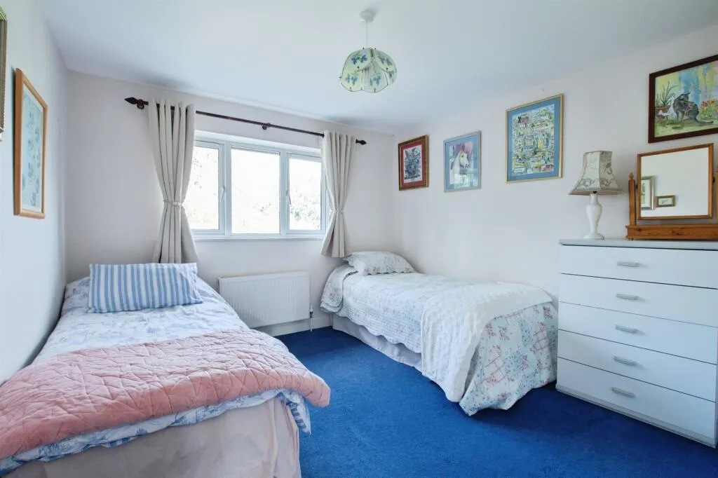 8 bed Detached