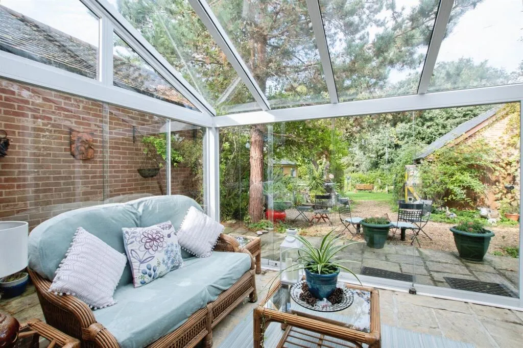 8 bed Detached