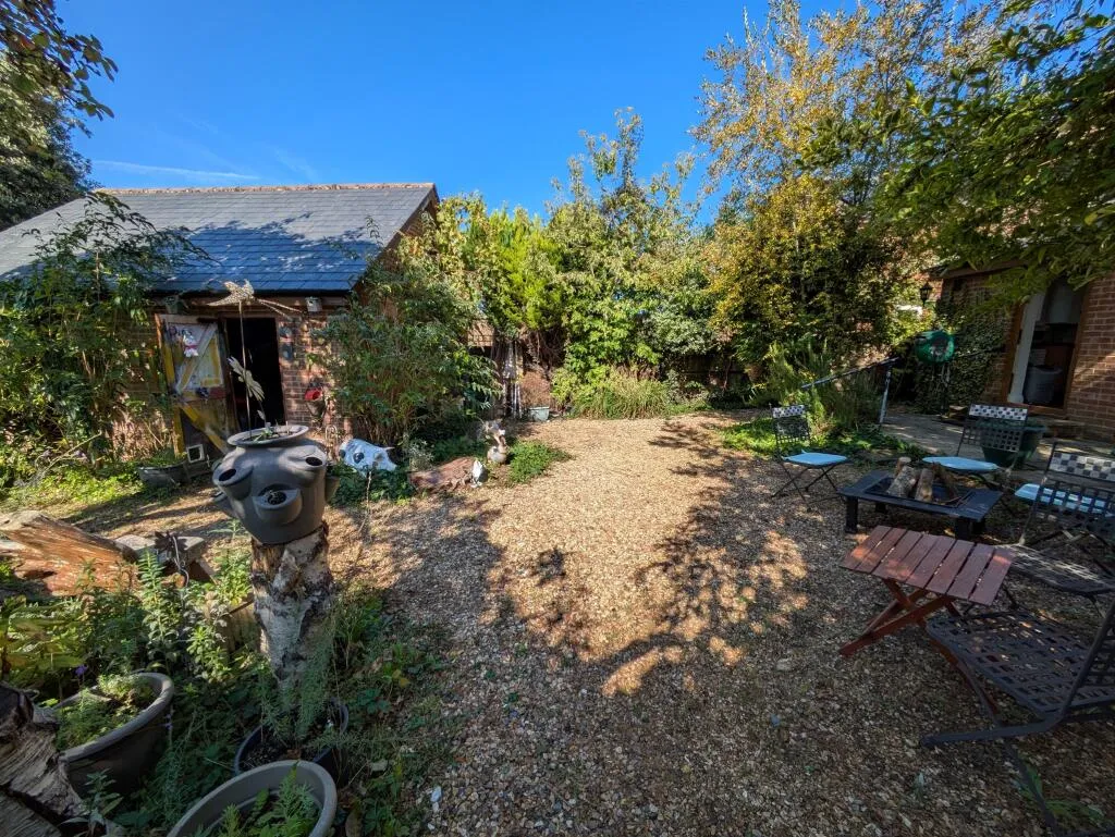8 bed Detached