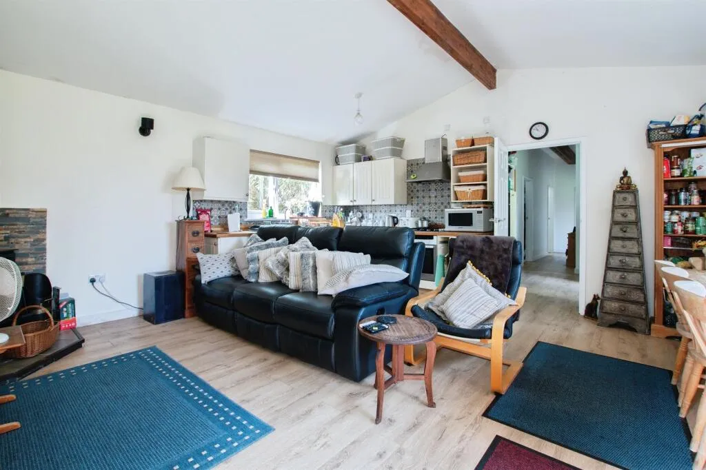 8 bed Detached