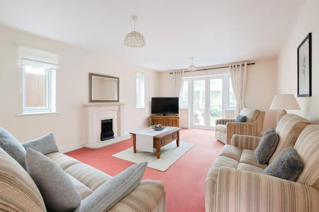 8 bed Detached