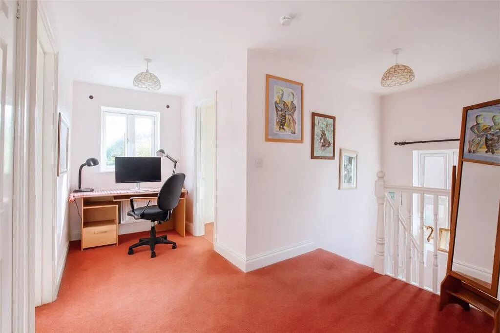 8 bed Detached
