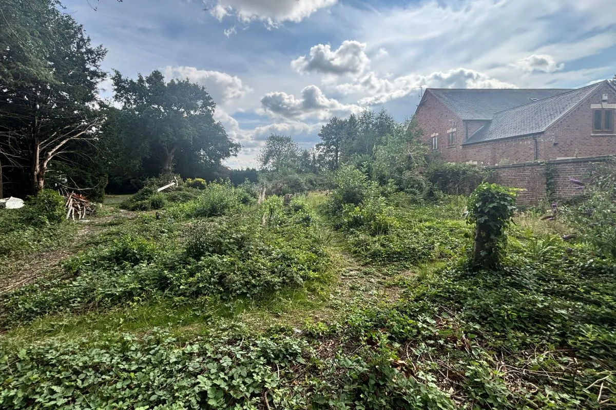 Freehold Building Plot - Consent for a Six Bedroom Detached House