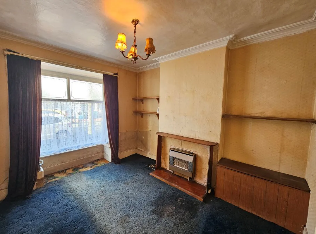 Freehold Vacant Mid Terraced House with Three Bedrooms