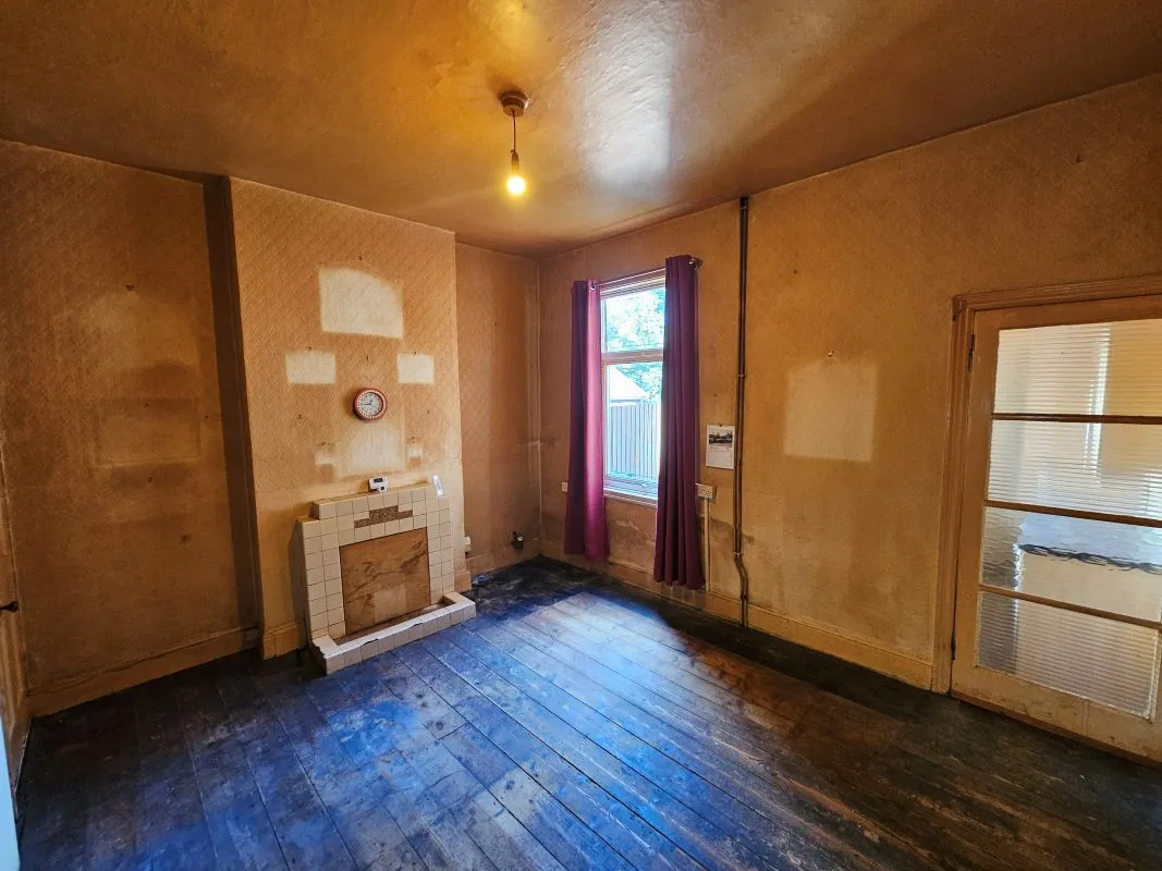 Freehold Vacant Mid Terraced House with Three Bedrooms