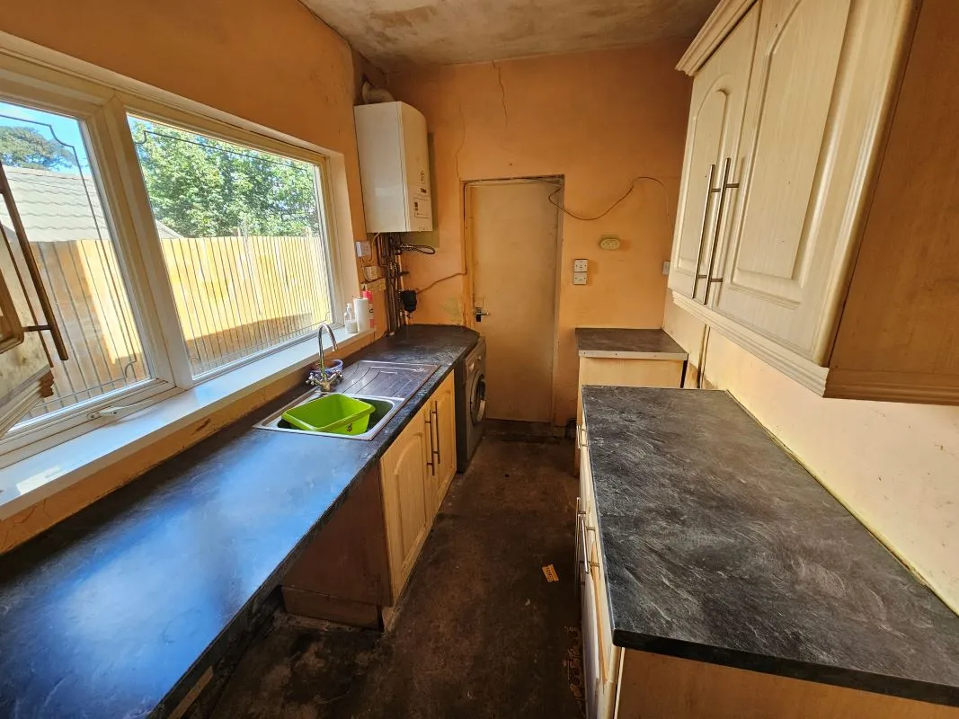 Freehold Vacant Mid Terraced House with Three Bedrooms