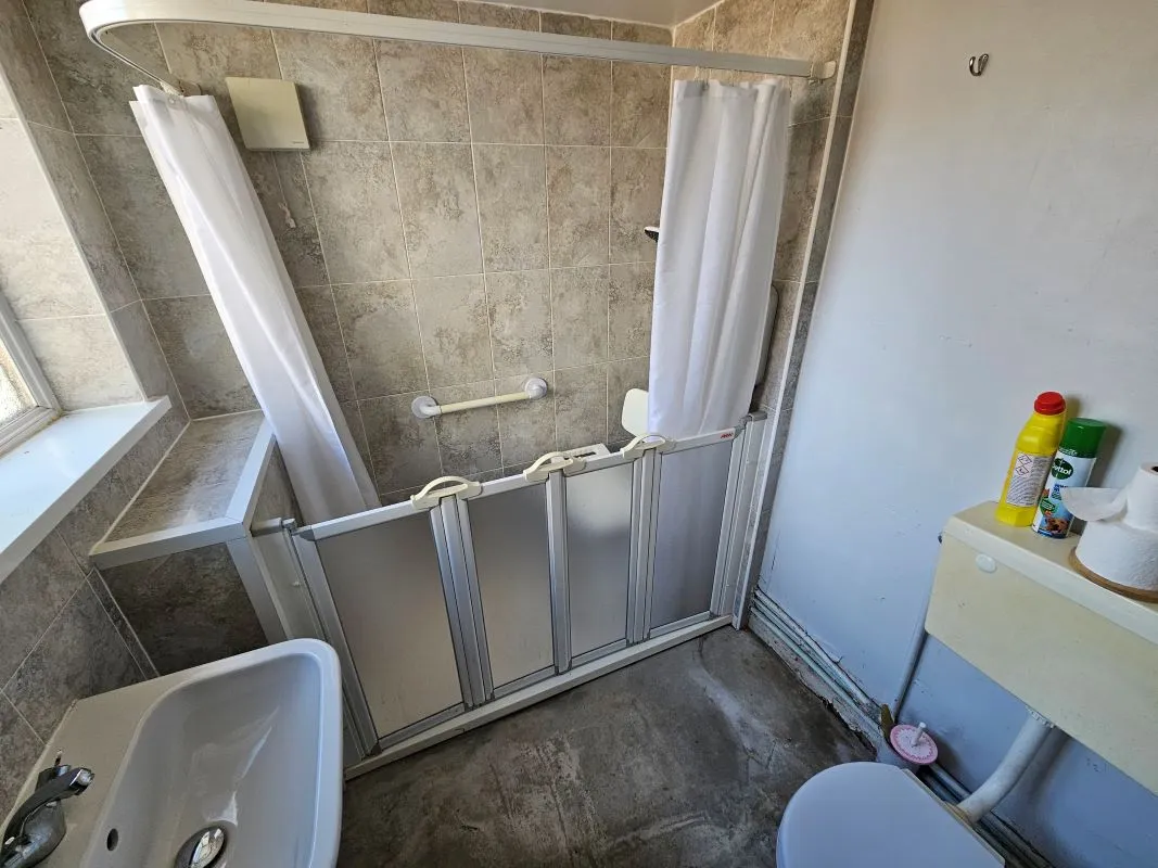 Freehold Vacant Mid Terraced House with Three Bedrooms
