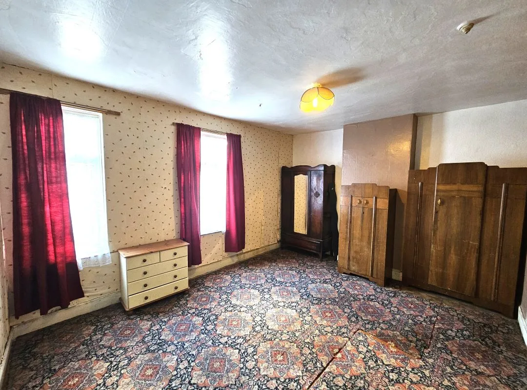 Freehold Vacant Mid Terraced House with Three Bedrooms