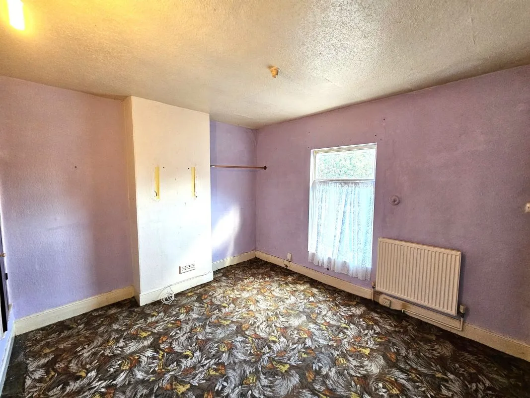 Freehold Vacant Mid Terraced House with Three Bedrooms