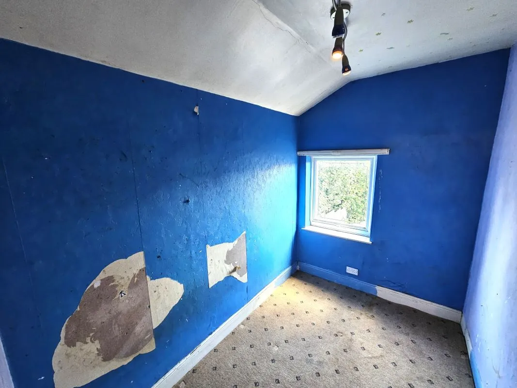 Freehold Vacant Mid Terraced House with Three Bedrooms