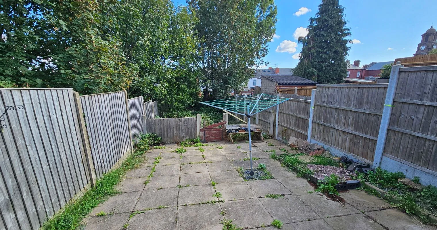 Freehold Vacant Mid Terraced House with Three Bedrooms