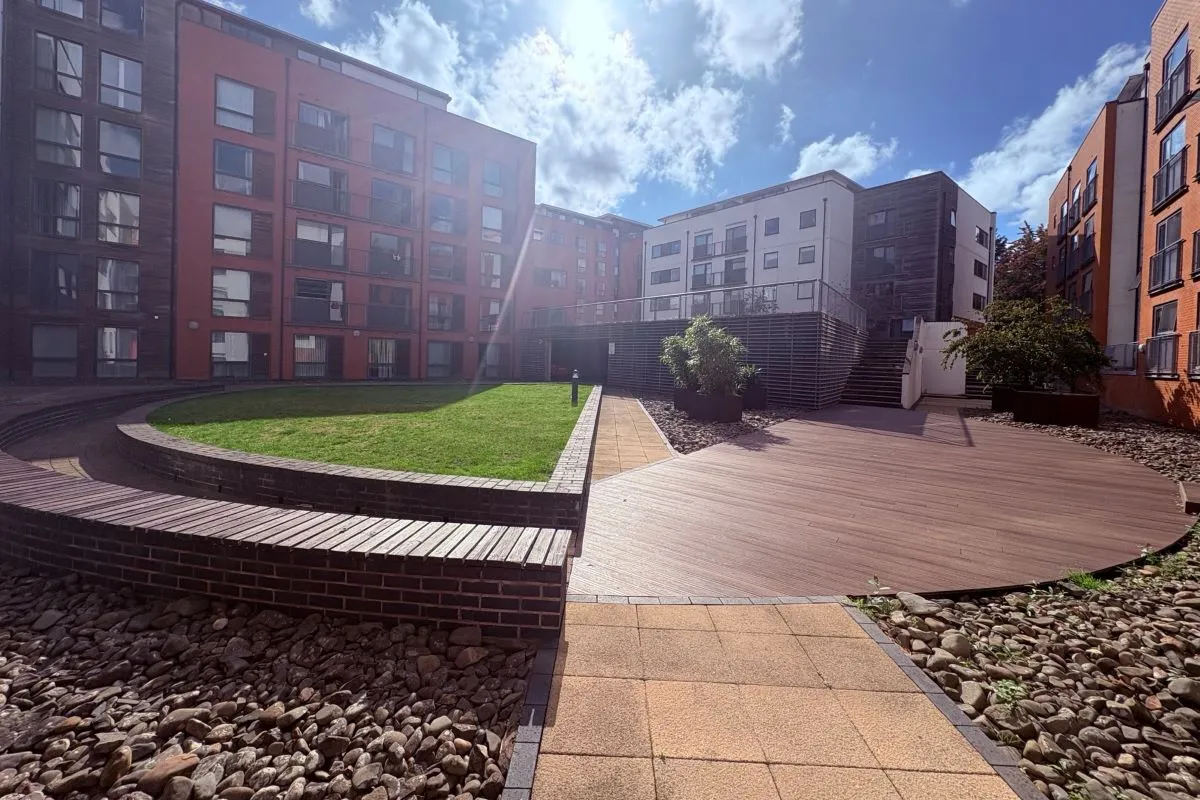 Leasehold Investment - Modern First Floor Apartment