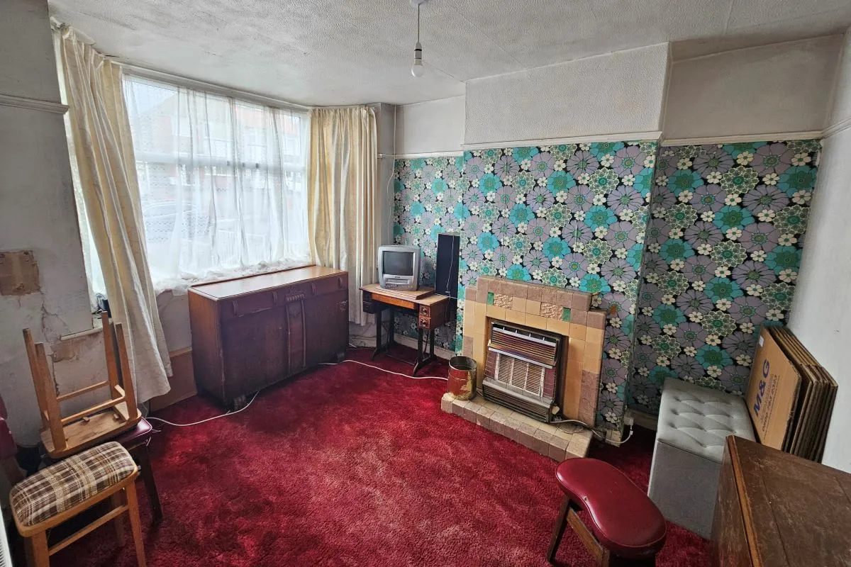 Freehold Vacant Semi-Detached House with Three Bedrooms