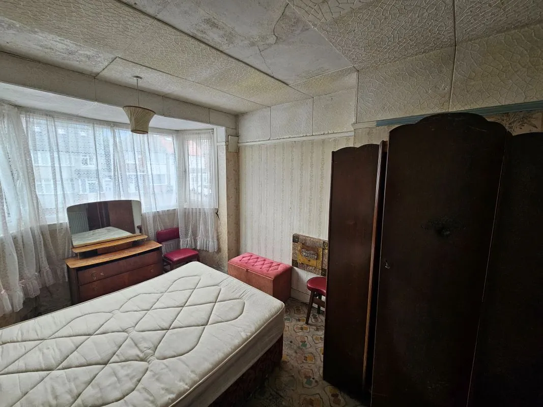 Freehold Vacant Semi-Detached House with Three Bedrooms