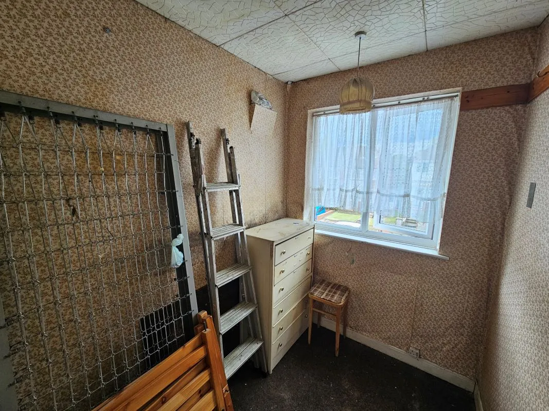 Freehold Vacant Semi-Detached House with Three Bedrooms