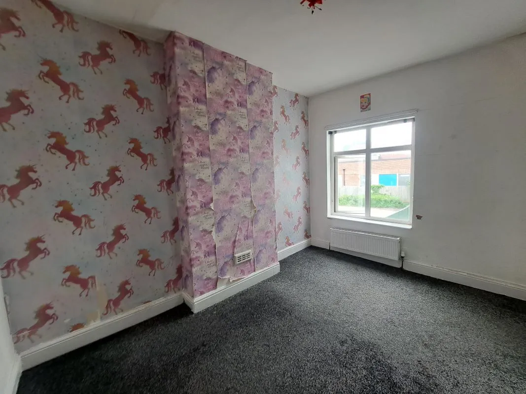 Freehold Vacant Three Bedroom End Terraced House