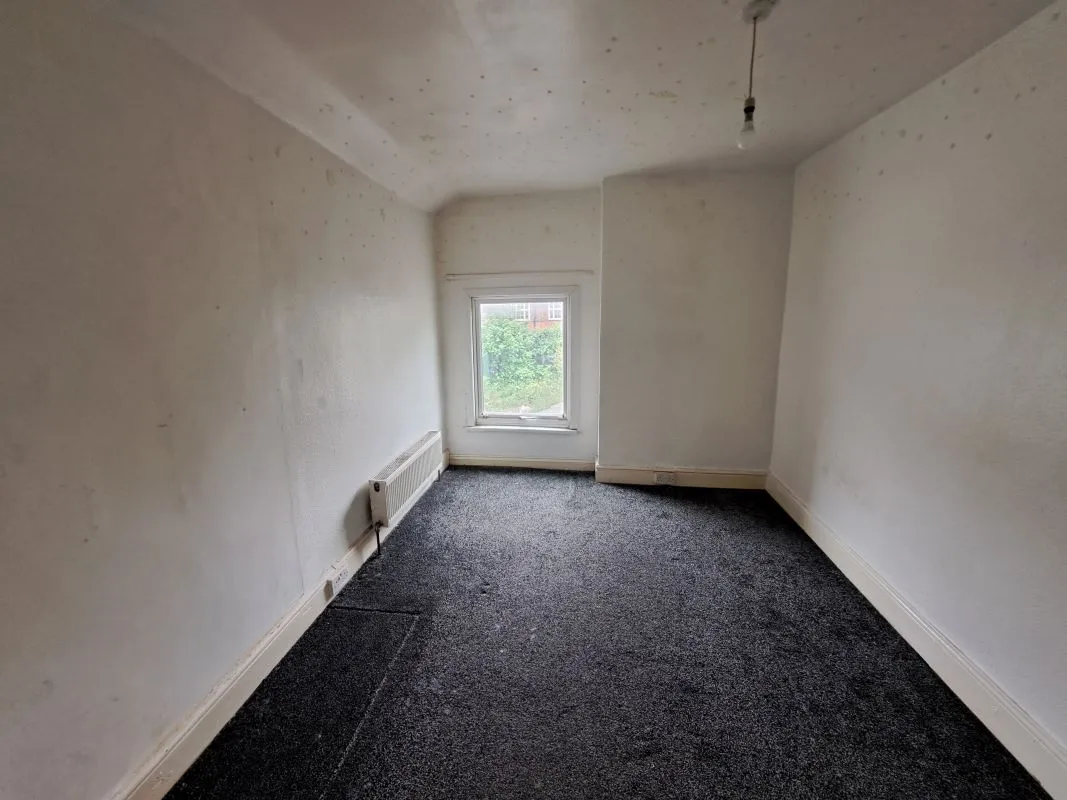 Freehold Vacant Three Bedroom End Terraced House
