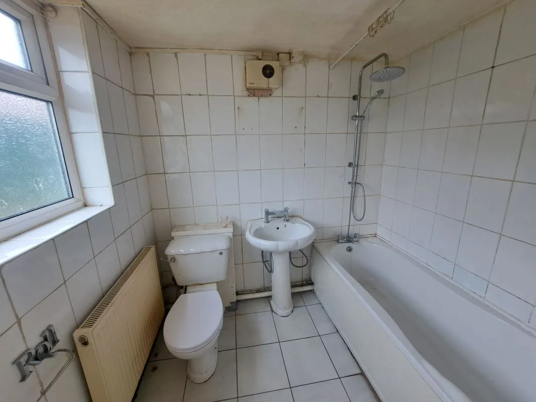 Freehold Vacant Three Bedroom End Terraced House