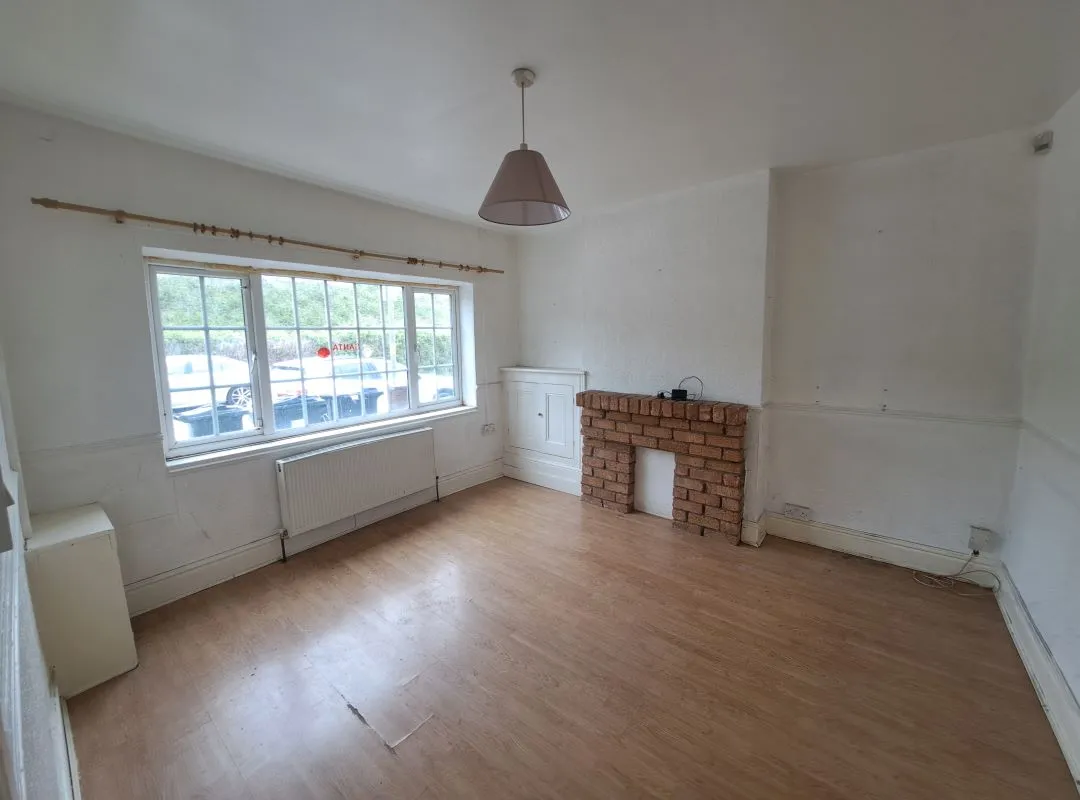 Freehold Vacant Three Bedroom End Terraced House