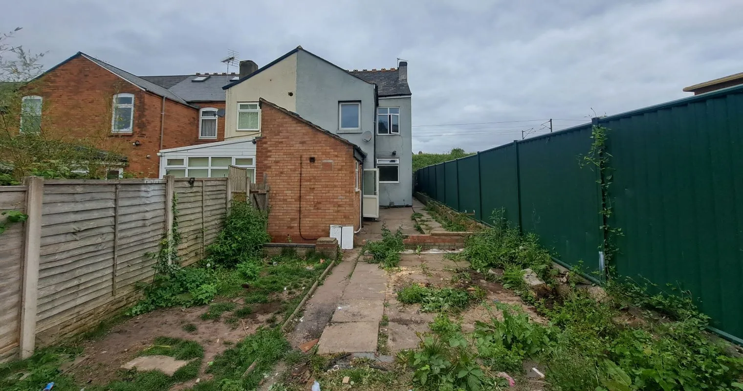 Freehold Vacant Three Bedroom End Terraced House