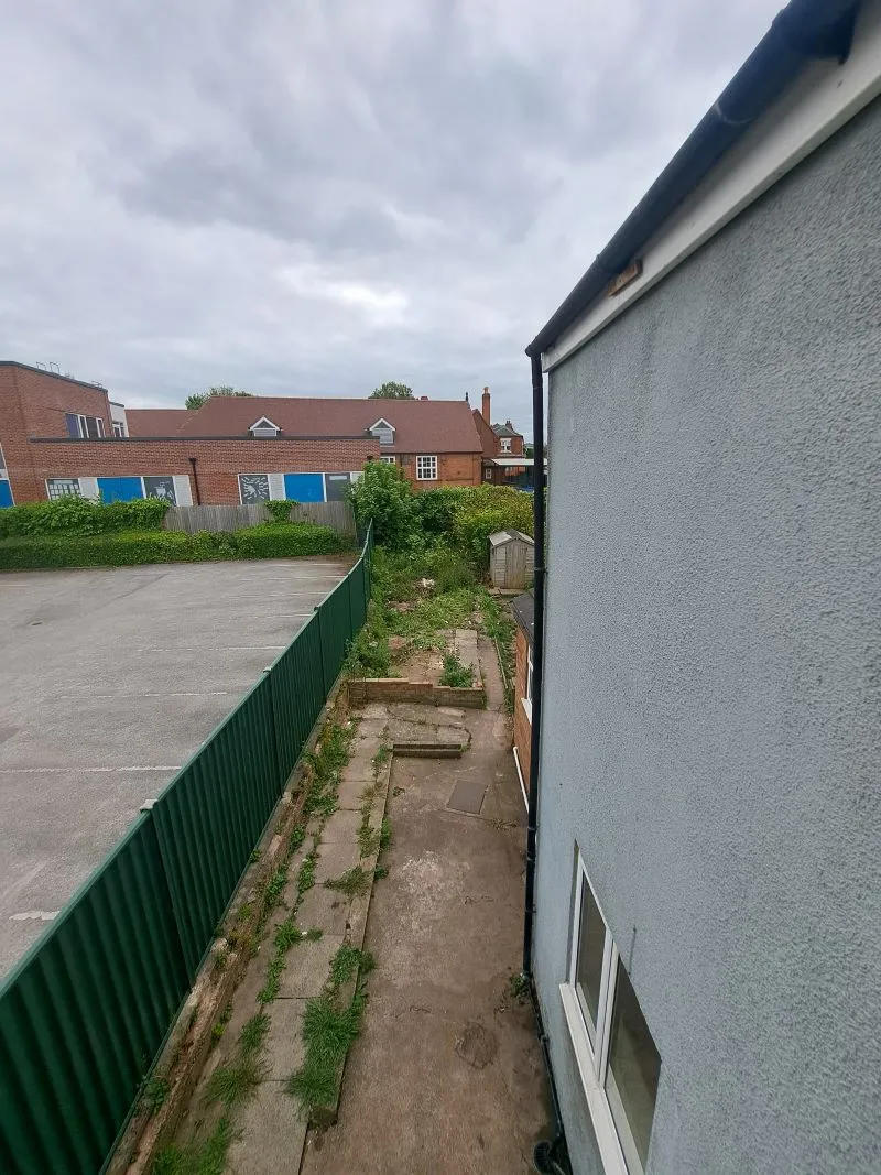 Freehold Vacant Three Bedroom End Terraced House