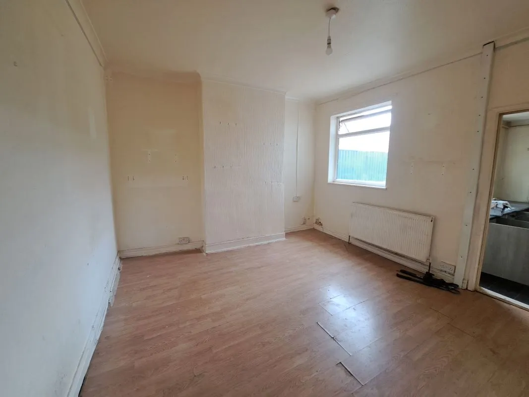 Freehold Vacant Three Bedroom End Terraced House
