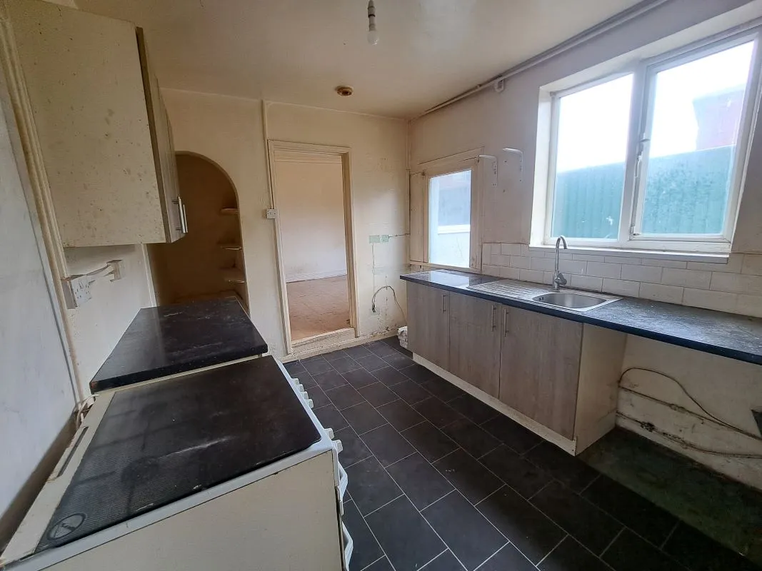 Freehold Vacant Three Bedroom End Terraced House
