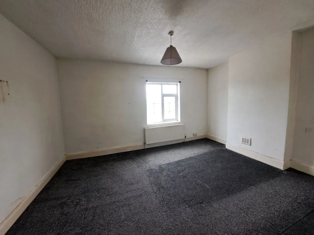 Freehold Vacant Three Bedroom End Terraced House