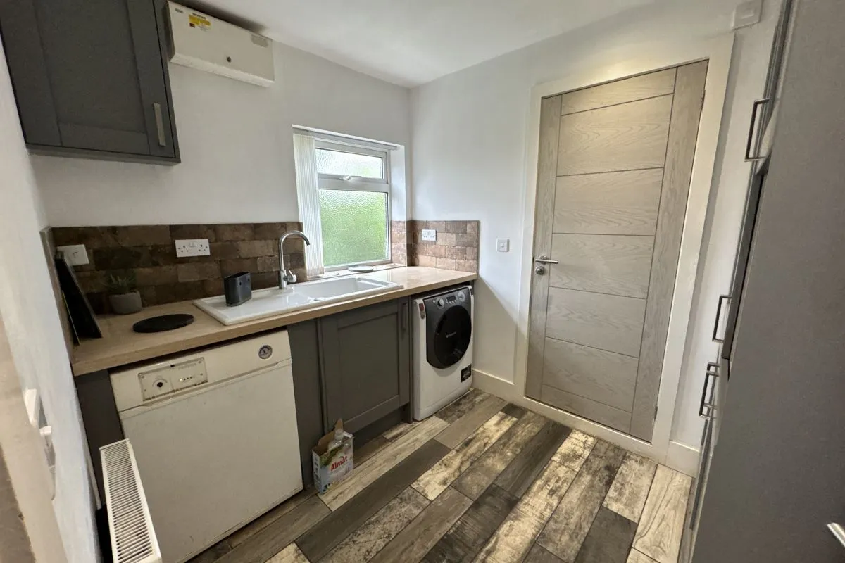 Freehold Vacant 7 Bedroom Farmhouse with a Range of Outbuildings