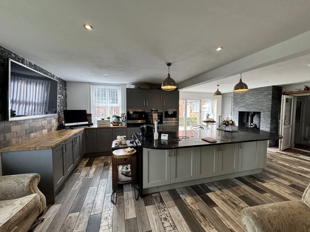 Freehold Vacant 7 Bedroom Farmhouse with a Range of Outbuildings