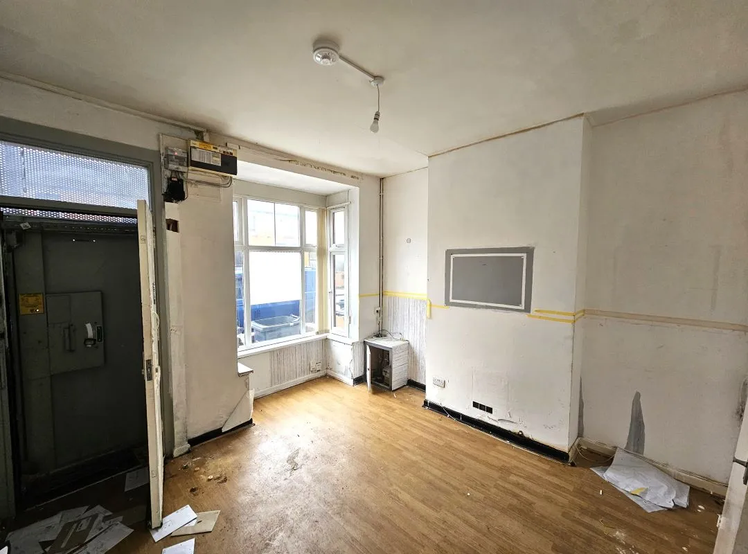 Freehold Vacant Terraced House with Three Bedrooms