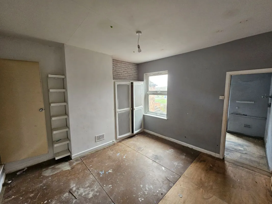 Freehold Vacant Terraced House with Three Bedrooms