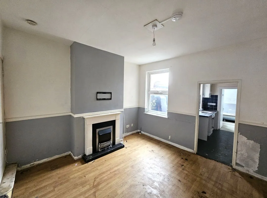 Freehold Vacant Terraced House with Three Bedrooms