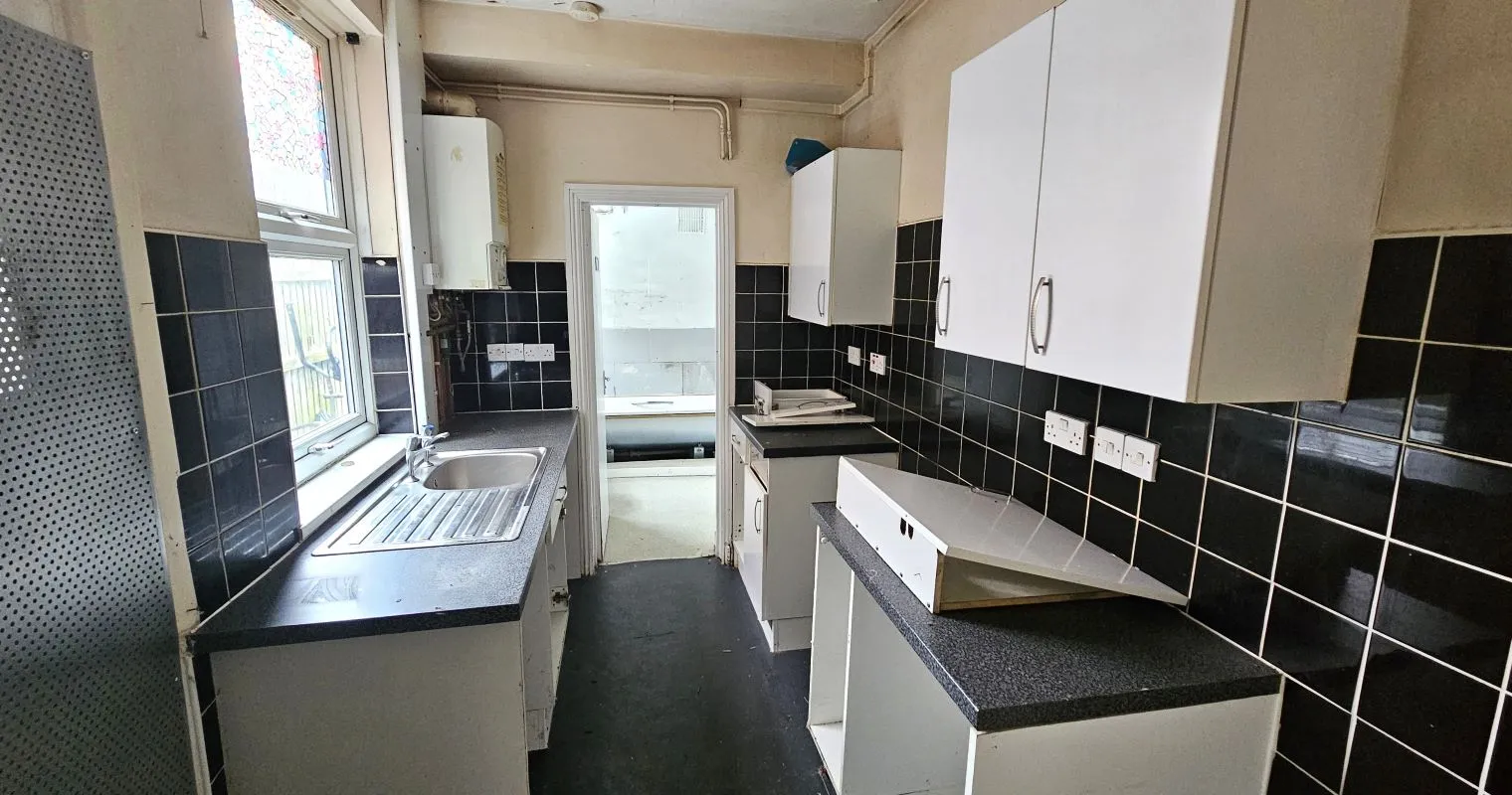 Freehold Vacant Terraced House with Three Bedrooms