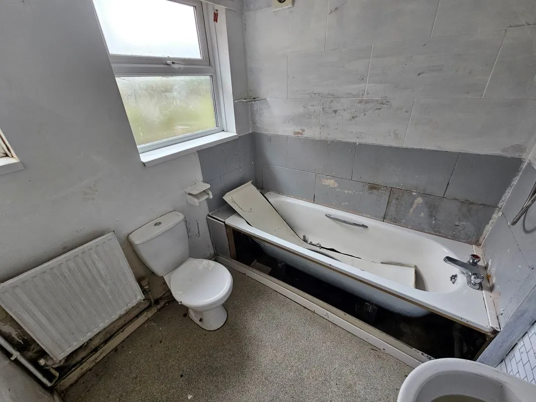 Freehold Vacant Terraced House with Three Bedrooms
