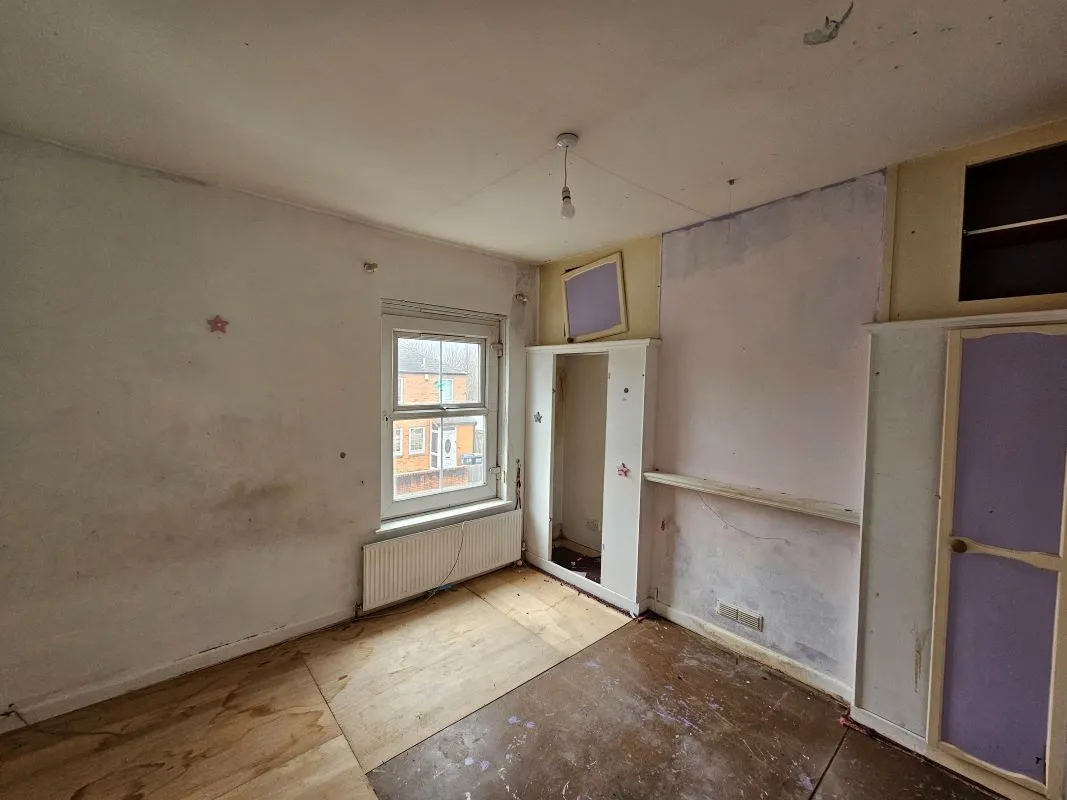 Freehold Vacant Terraced House with Three Bedrooms