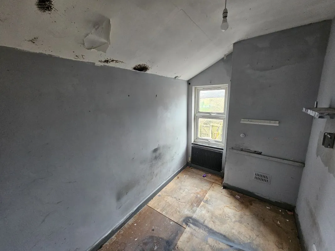 Freehold Vacant Terraced House with Three Bedrooms