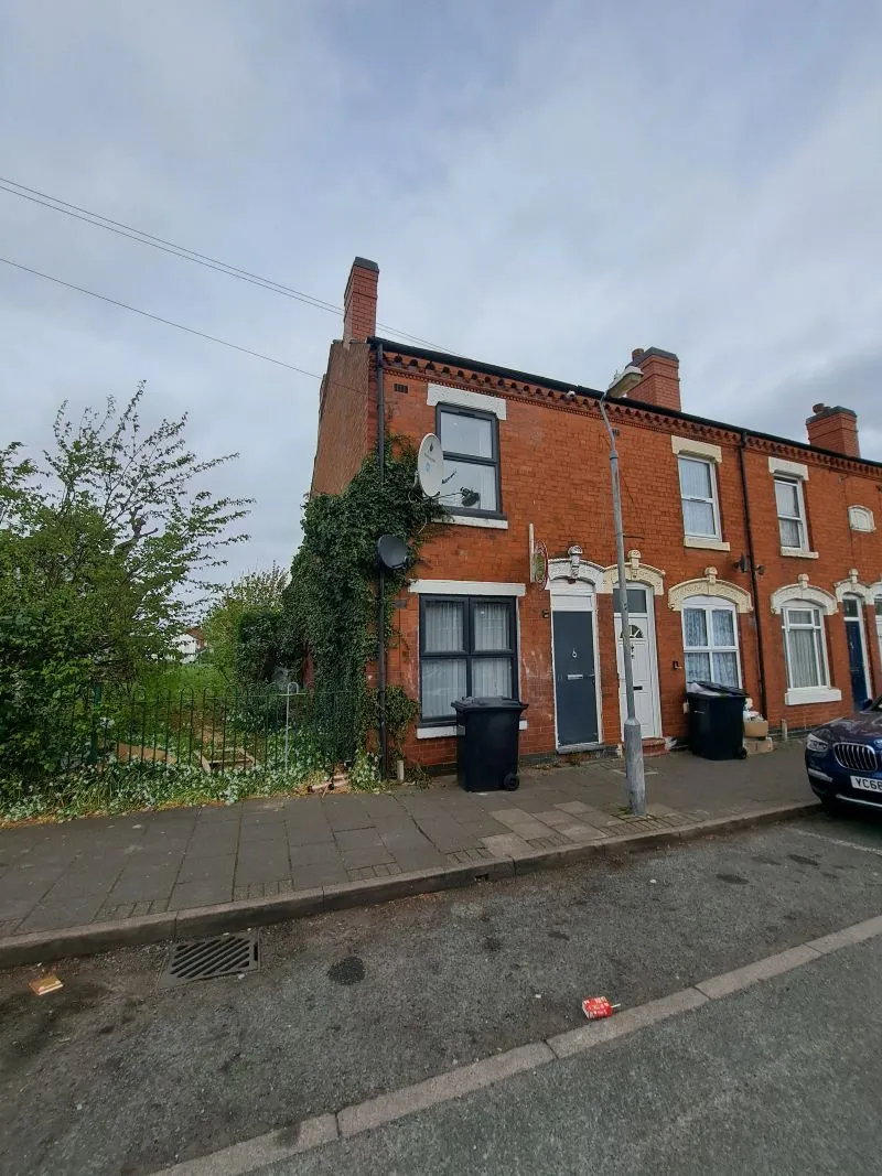 Freehold Vacant Three Bedroom Extended Terrace House