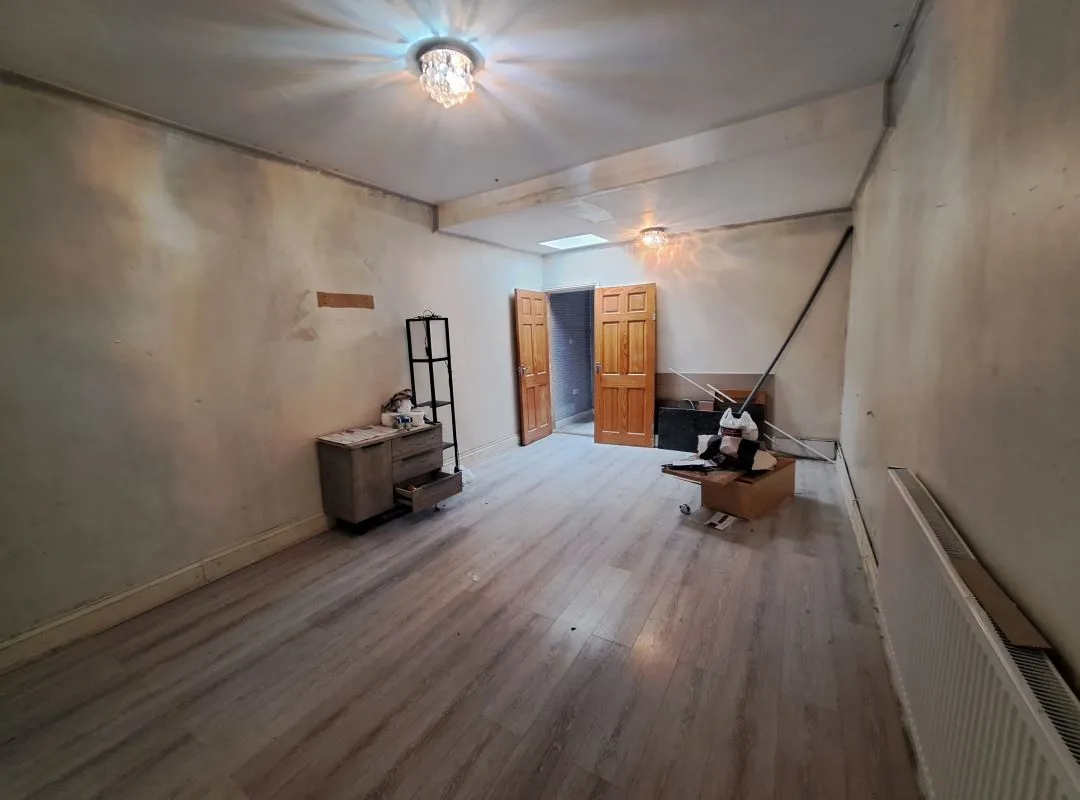 Freehold Vacant Three Bedroom Extended Terrace House