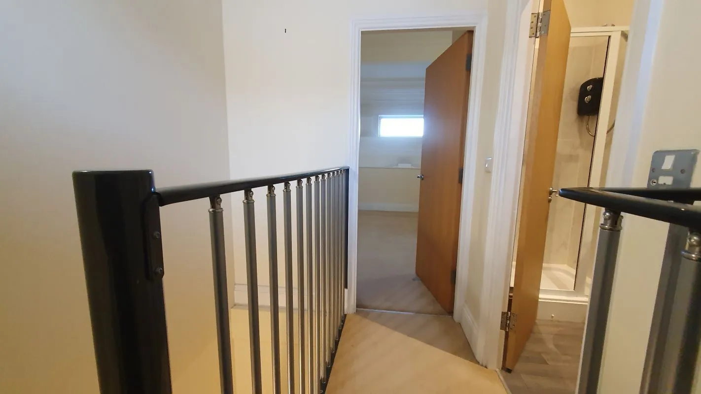 Leasehold Vacant 2 Bedroom Apartment in Converted Period Building