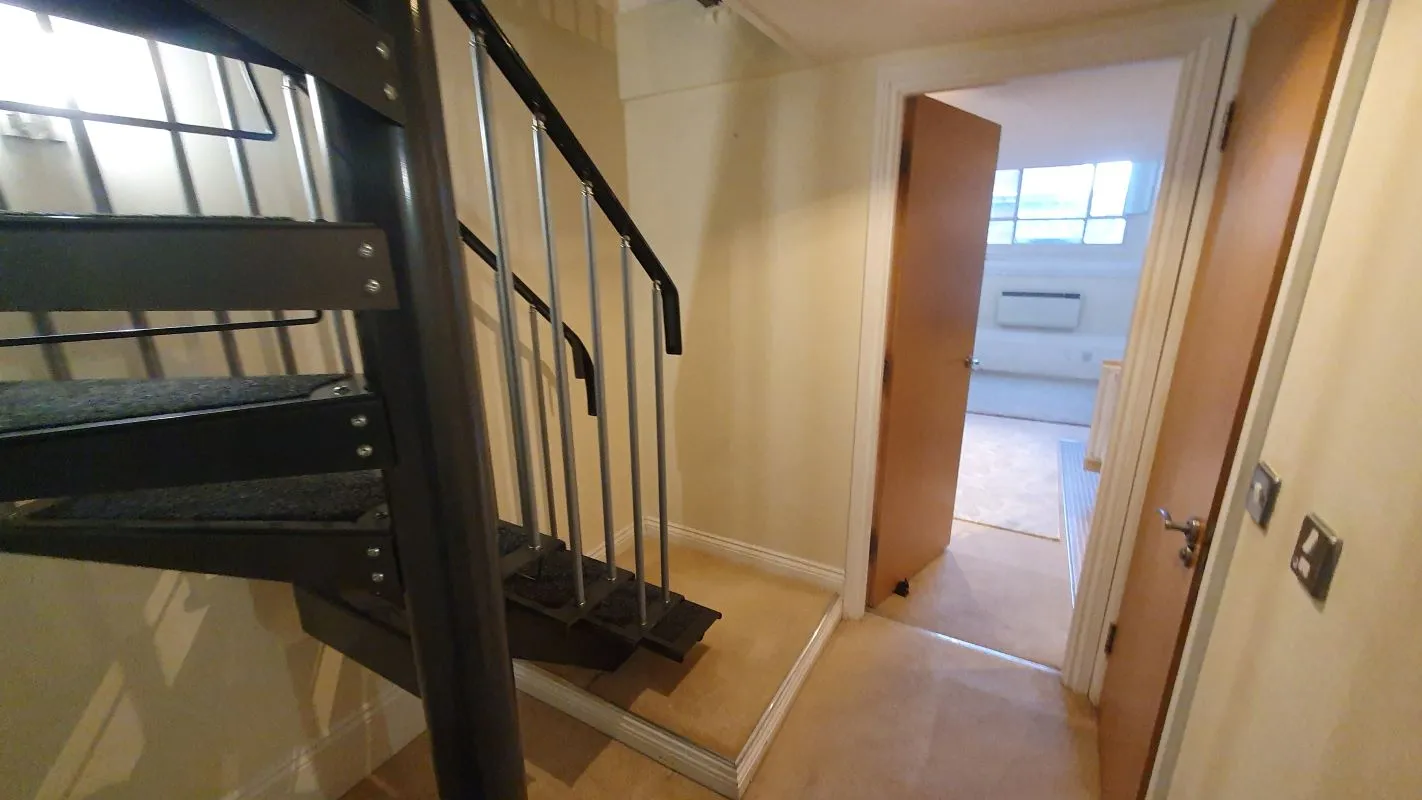 Leasehold Vacant 2 Bedroom Apartment in Converted Period Building