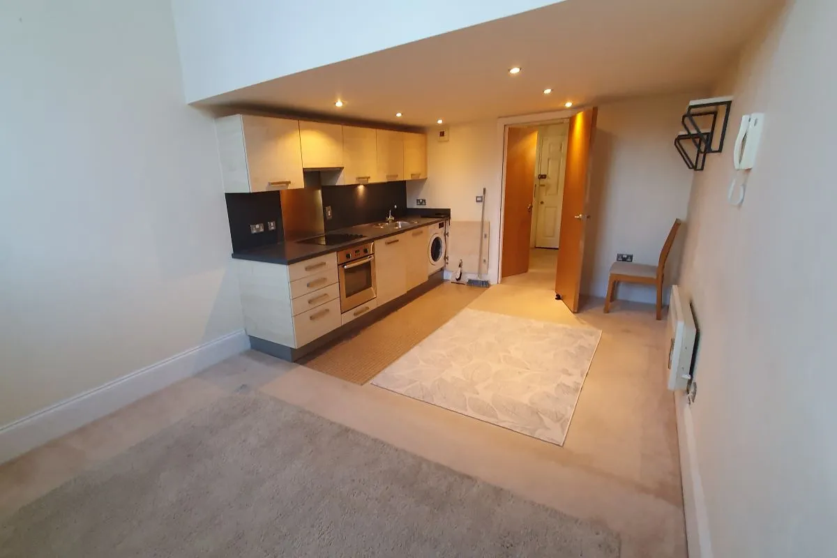 Leasehold Vacant 2 Bedroom Apartment in Converted Period Building
