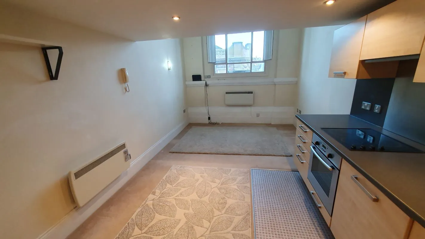 Leasehold Vacant 2 Bedroom Apartment in Converted Period Building