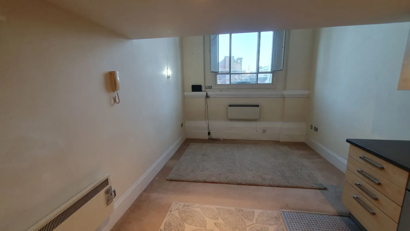 Leasehold Vacant 2 Bedroom Apartment in Converted Period Building