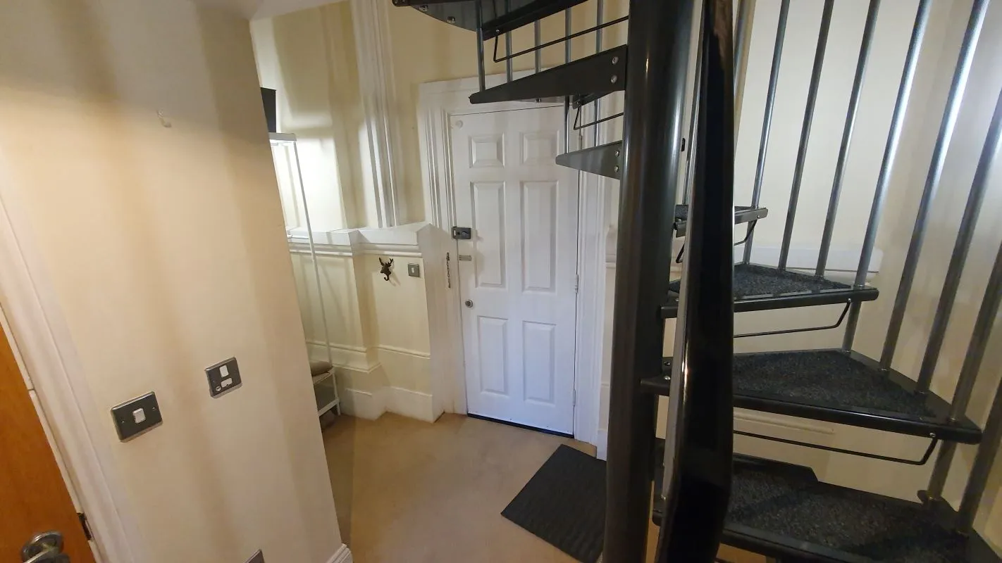 Leasehold Vacant 2 Bedroom Apartment in Converted Period Building