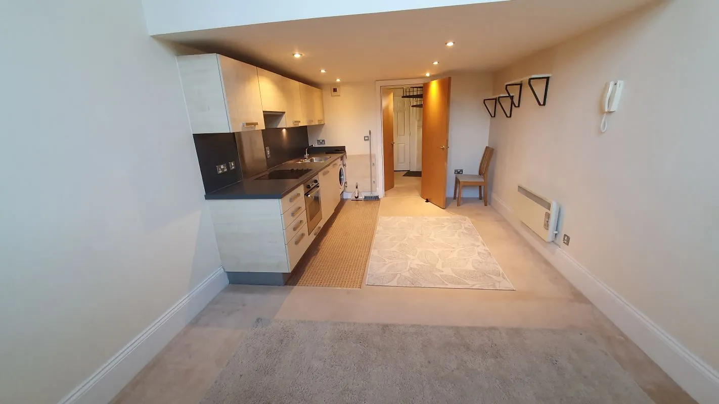 Leasehold Vacant 2 Bedroom Apartment in Converted Period Building