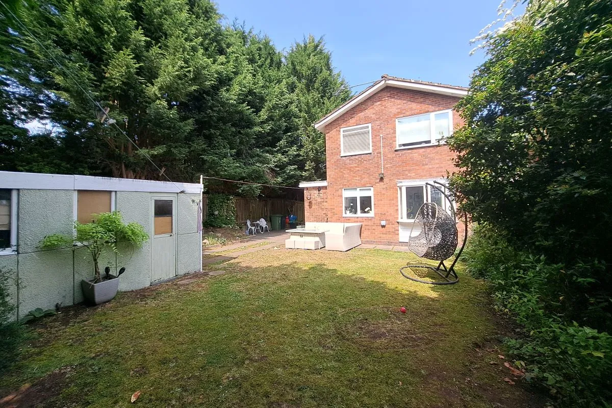 Freehold Vacant Detached House with Potential Building Plot